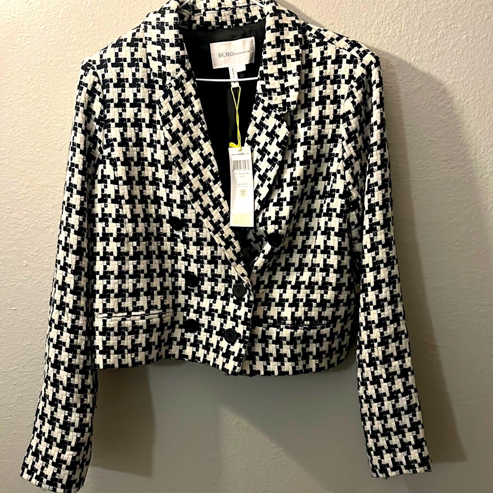 I’m selling a cute black and white BCBG blazer ! Never used!